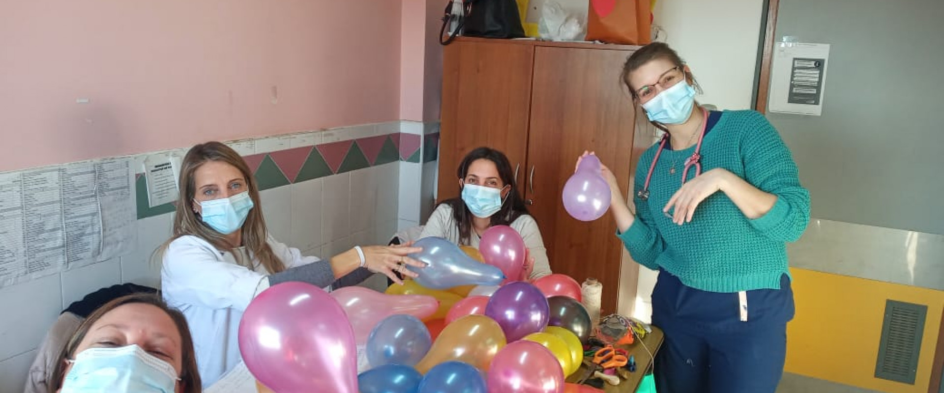 // Compartir una alegría // de la Sala 5 para la comunidad hospitalaria