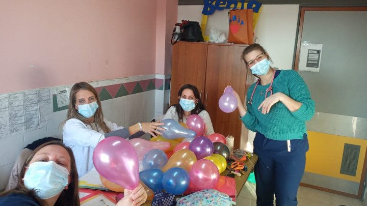 // Compartir una alegría // de la Sala 5 para la comunidad hospitalaria