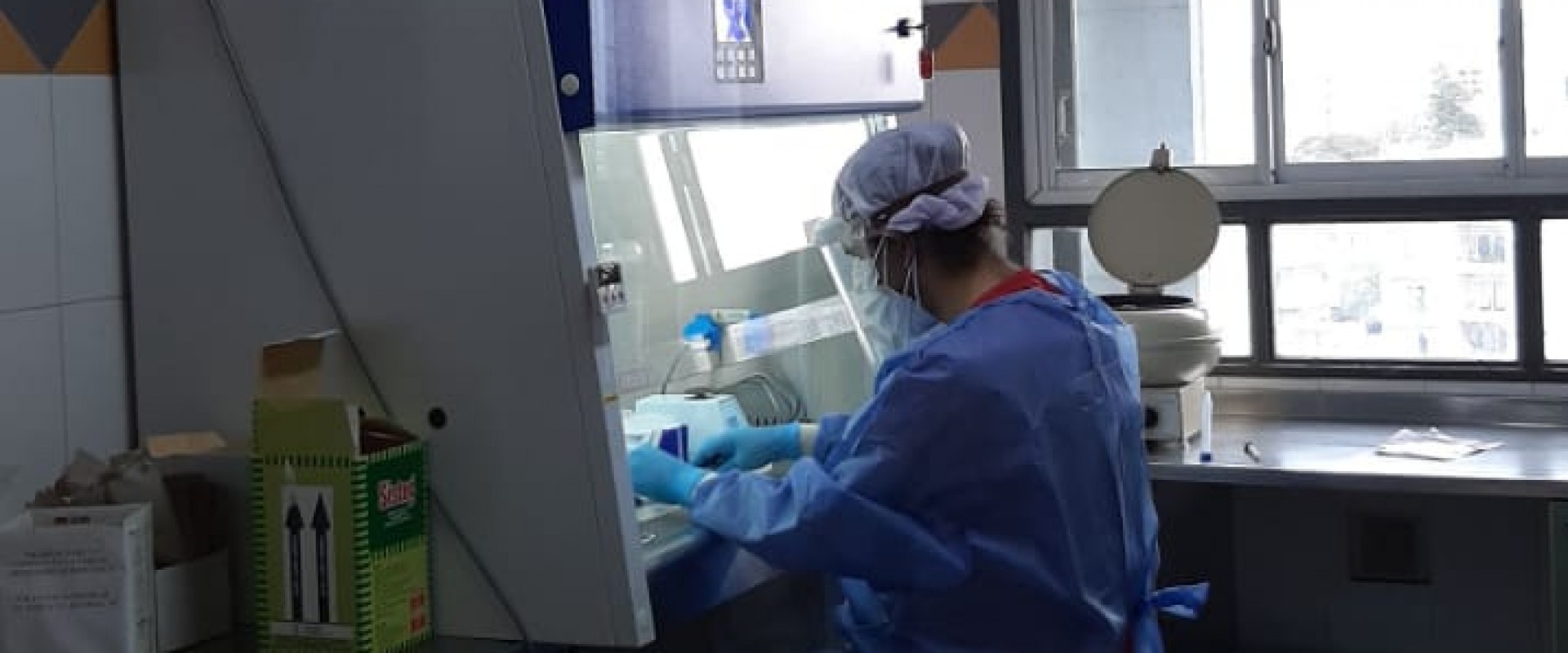 En el Laboratorio central del HMISR se procesan muestras para detección de Sars-COV-2